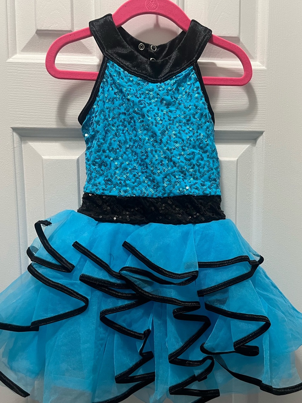 Weismann Children's Turquoise and Black Sequined Dance Costume
Size XSC (4/5)